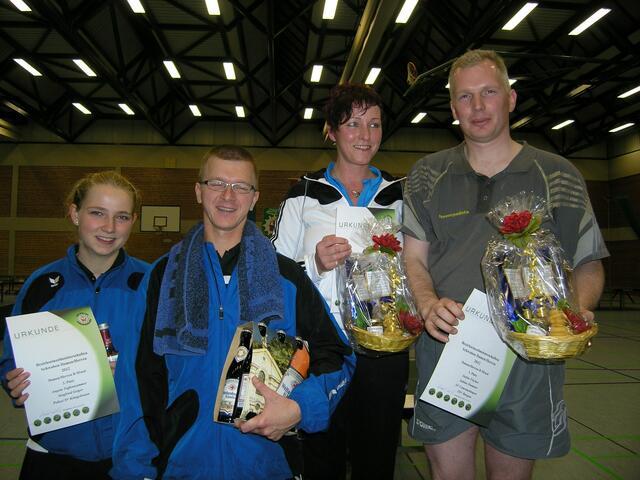 Mixed-B-Klasse (v.l.) Angela Tuffentsammer (2.; PSV), Siegfried Geiger (2.; PSV), Sabine Demeter (1.; TSV Burgau) und Stefan Fischer (1.; SV Untermeitingen)