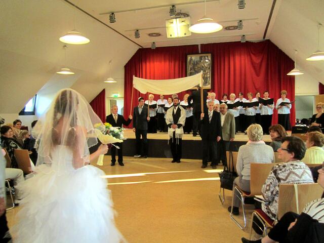Das dritte Lied handelte von der Hochzeit der Tochter des Milchmanns Tevje aus dem Musical "Fiddler on the Road". Dazu wurde eine Szene einer jüdischen Hochzeit gezeigt.