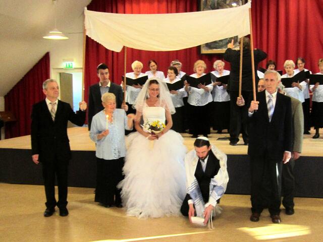 Das dritte Lied handelte von der Hochzeit der Tochter des Milchmanns Tevje aus dem Musical "Fiddler on the Road". Dazu wurde eine Szene einer jüdischen Hochzeit gezeigt.