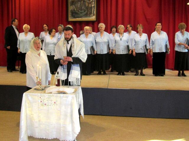 Das Programm begann mit dem Zelebrieren eines Shabbatmahls, der Chor sang dazu zwei Shabbatlieder.