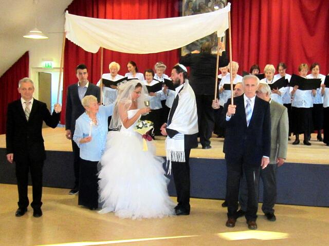 Das dritte Lied handelte von der Hochzeit der Tochter des Milchmanns Tevje aus dem Musical "Fiddler on the Road". Dazu wurde eine Szene einer jüdischen Hochzeit gezeigt.