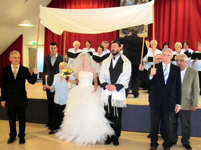 Das dritte Lied handelte von der Hochzeit der Tochter des Milchmanns Tevje aus dem Musical "Fiddler on the Road". Dazu wurde eine Szene einer jüdischen Hochzeit gezeigt.