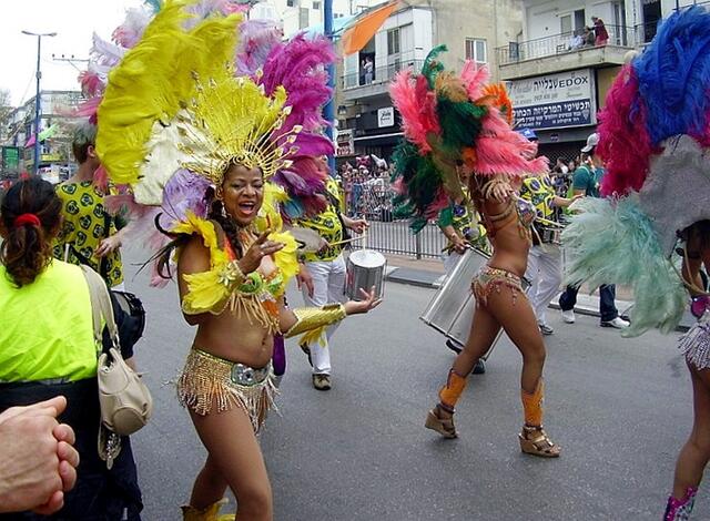 Sehr verbreitet an Purim ist die Kostümierung | Foto: httpcommons.wikimedia.orgwikiFilePikiWiki_Israel_12240_purim_festival_in_holon_2011.jpguselang=de_ShiftN