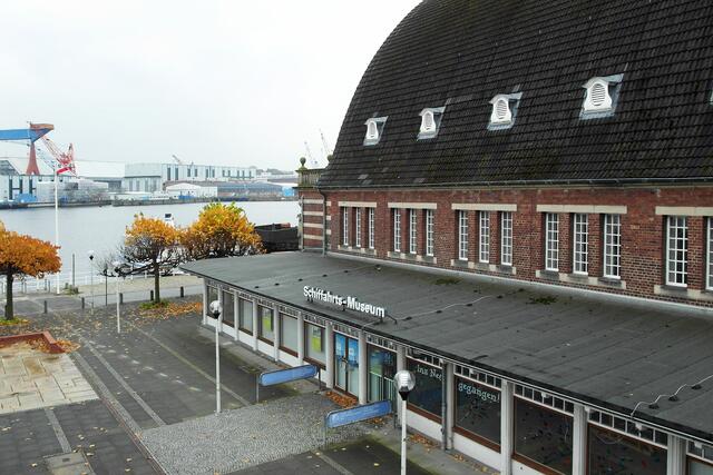 Das Schifffahrtsmuseum befindet sich in der ehemaligen Fischhalle unmittelbar an der Förde.