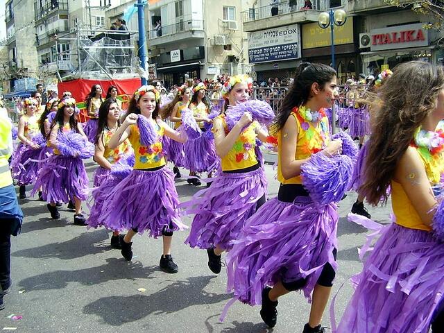 Sehr verbreitet an Purim ist die Kostümierung | Foto: httpcommons.wikimedia.orgwikiFilePikiWiki_Israel_12250_purim_festival_in_holon_2011.jpguselang=de