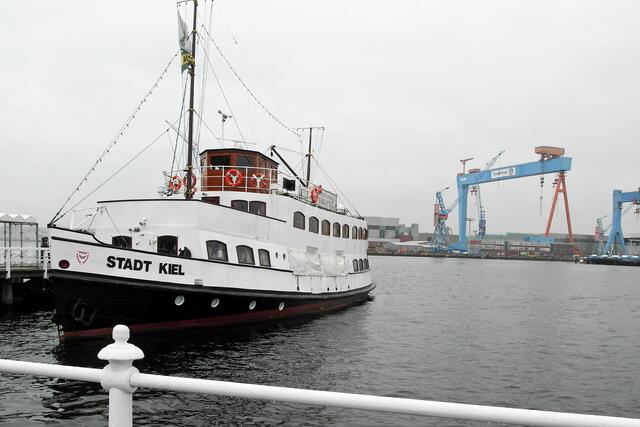 An der benachbarten Museumsbrücke liegen Oldtimer-Schiffe vor Anker.