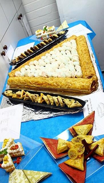 Als kulinarische Spezialitäten gibt es Hamantaschen. Das sind dreieckige Gebäcke gefüllt mit Früchten, Mandeln, Mohn, Rosinen oder anderen süßen Zutaten. Sie stellen die Ohren des Bösewichts Haman dar. | Foto: httpcommons.wikimedia.orgwikiFileFlickr_-_Israel_Defense_Forces_-_IDF_Logistics_Branch_Celebrates_Purim.jpguselang=de_ShiftN