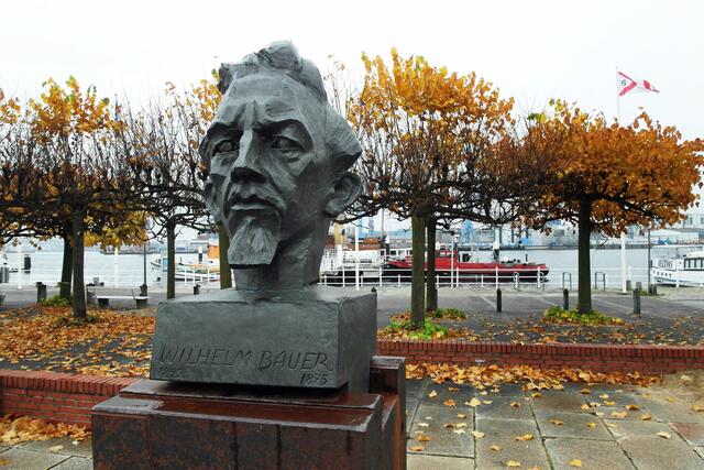 Der Ingenieur Wilhelm Bauer (1822 – 1875) baute die ersten modernen Unterseeboote. Das Denkmal vor dem Schifffahrtsmuseum gestaltete 2004 der Bildhauer Manfred Sihle-Wissel.