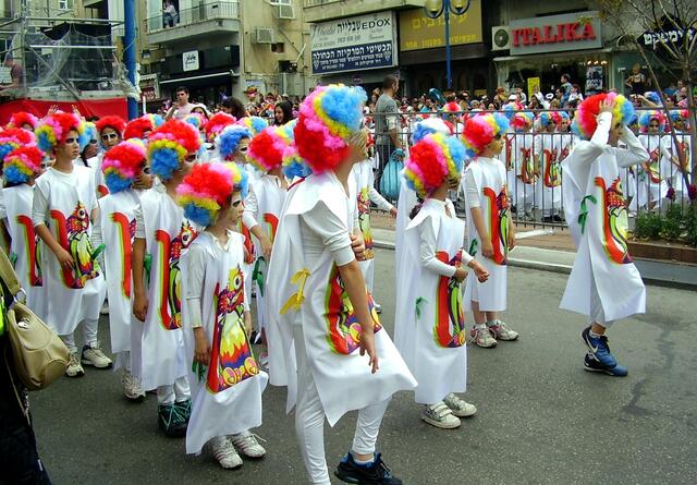 Sehr verbreitet an Purim ist die Kostümierung | Foto: httpcommons.wikimedia.orgwikiFilePikiWiki_Israel_12242_purim_festival_in_holon_2011.jpguselang=de_ShiftN