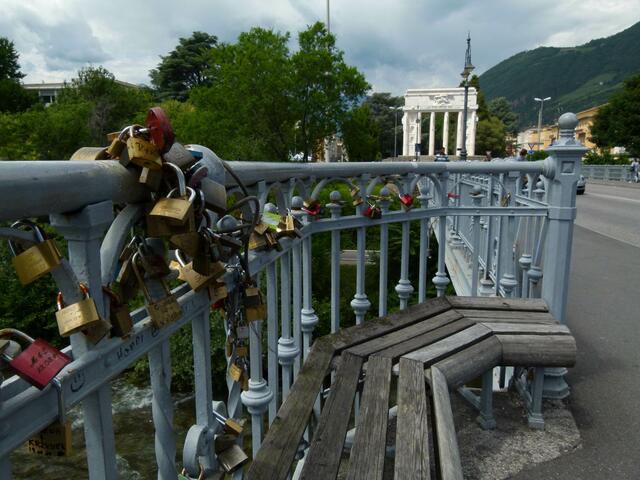 Brücke in mBozen mit umstrittenen Mahnmal im HG