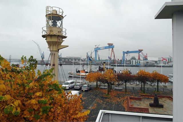 Vom Platz vor dem Museum reicht die Sicht über die Förde bis zu den Werftanlagen am Ostufer.