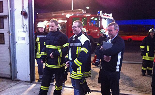 vl. Stephan Keil (Feuerwehr Lehrte), Hans-Jürgen Licht und Klaus Schulz aus der SPD-Fraktion beobachten die Übung.