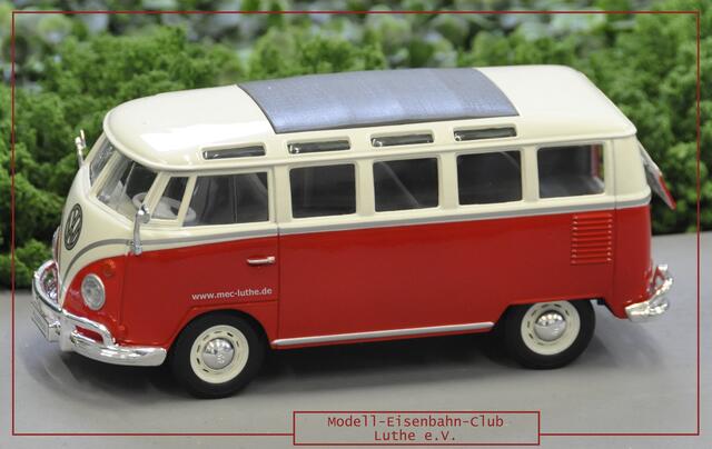 Ein Samba-Bus von VW auf der Gartenbahnanlage...