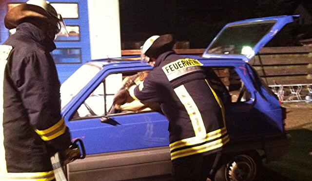 Eingeklemmter Insasse wird mit Decke geschützt. Bevor geschnitten wird.