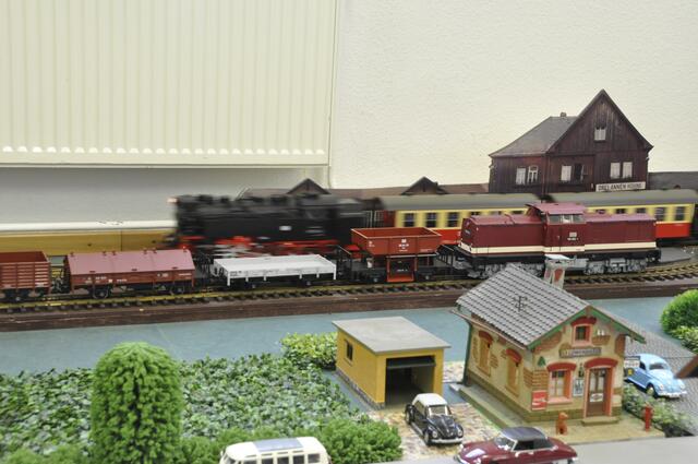 Im Erdgeschoss erwartet den Besucher einen Riesen Anlage einer Gartenbahn...