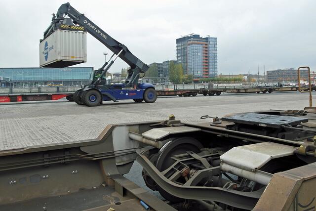 Im Seehafen Kiel werden Güter in Containern, Lastwagen, als Massen- oder als Stückgut umgeschlagen.