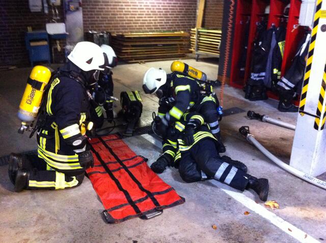 Trage wird ausgebreitet.