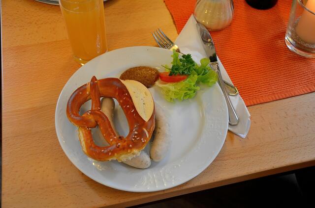Die Weißwurst wird serviert