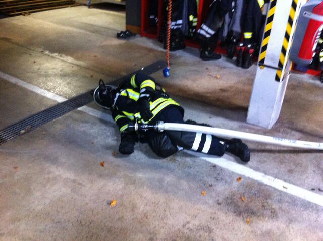 Feuerwehrmann verunfallt im Einsatz. Todmannsignal wird abgegeben.