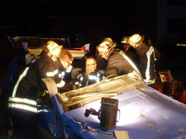 Das Dach ist abgeschnitten, dass "Unfallopfer" kann geborgen werden.