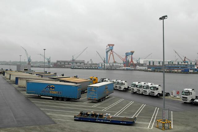Am Westufer der Kieler Förde befindet sich der Schwedenkai, im Hintergrund ist am Ostufer der Werfthafen von HDW zu sehen.
