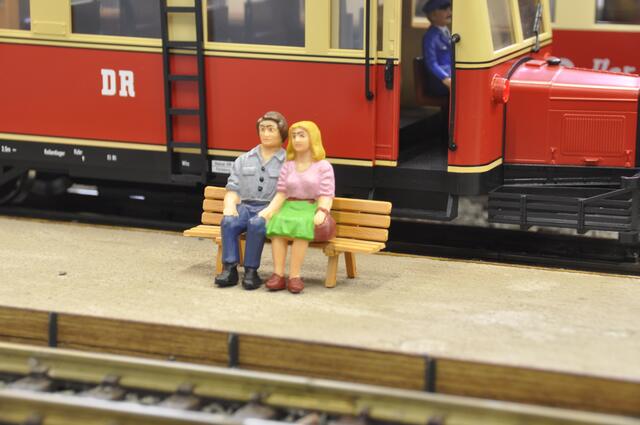 Ein Liebespärchen vor einem "Schweineschnäuzchen" - dem Reichsbahn Schienenbus...