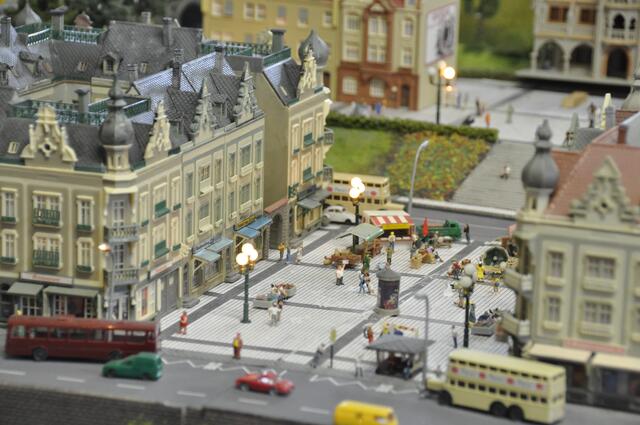 Aber auch Detailgetreue Stadtbilkder mit lebendigem Straßenverkehr hat der Club auf seiner Anlage zu bieten...