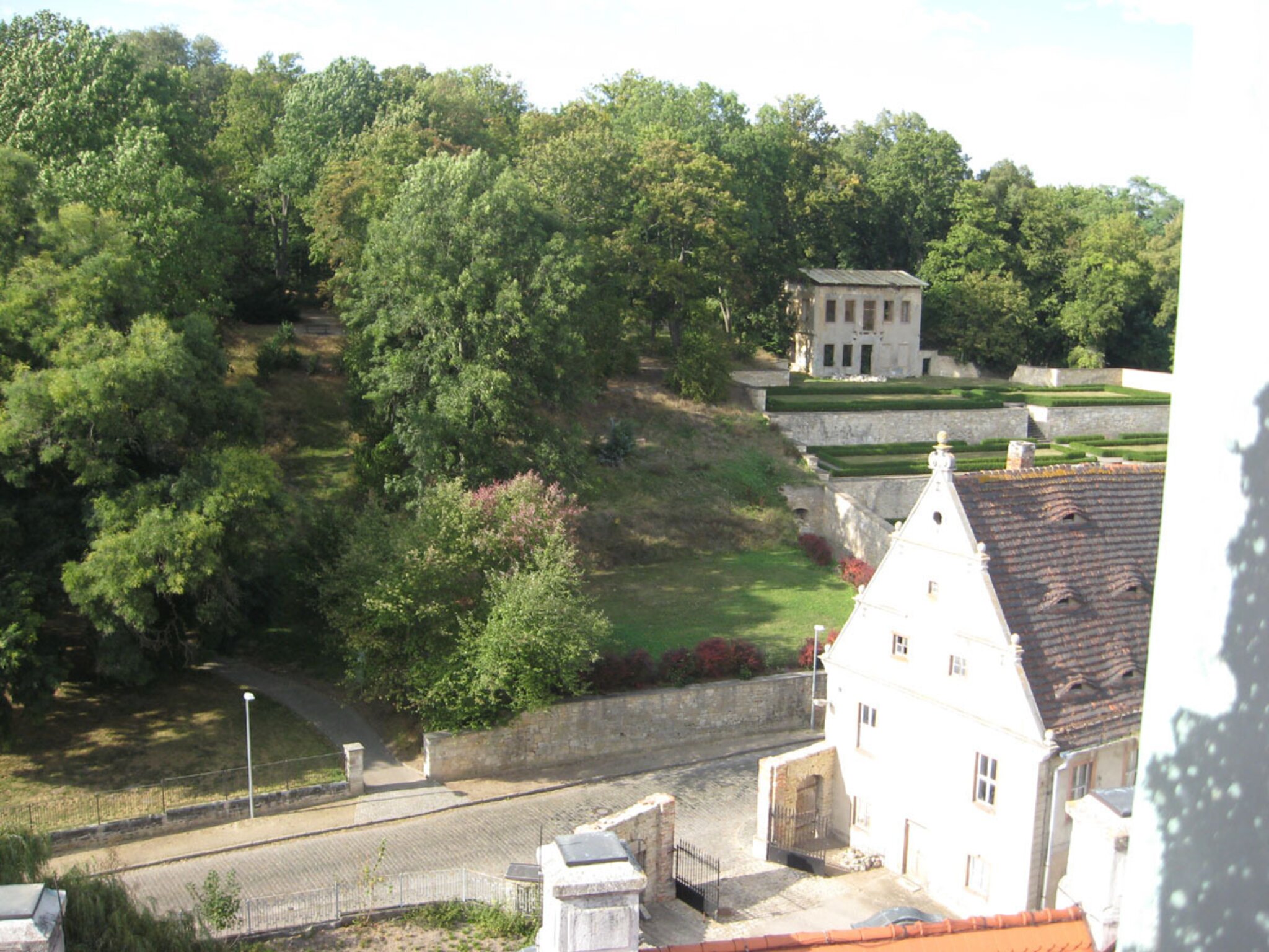 Blick von Wasserschloss und Grabstelle von Helldorff in Sankt Ullrich