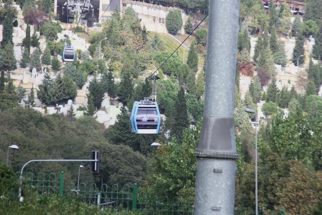 Hier geht es mit der Seilbahn über die Gräber zur Pierre Loti