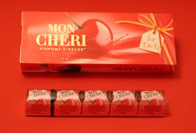 Pralinen in Geschenksverpackung also eine aufwendige Verpackung oder in einfacher Verpackung