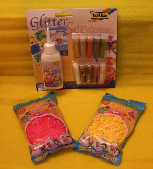 Verpackung kann auch dienen, dass passende Dinge zu einem Set zusammen gefasst werden - wie hier das Bastelset, in praktischen Tütchen sind auch viele Dinge eingepackt, man kann sie platzsparend an Ständer aufhängen