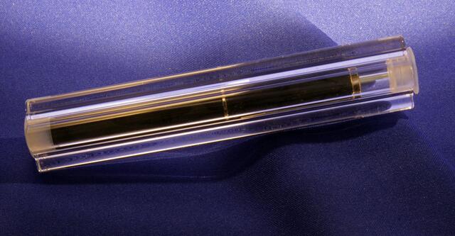 Verpackung für einen Füller und gleichzeitig als Halterung eines Füllers für den Schreibtisch gedacht