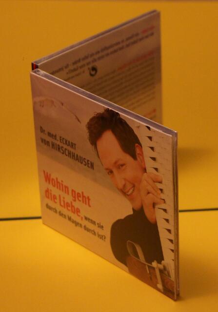 CDs sind unterschiedlich eingepackt - hier mit Papphülle, auf der alle Infos über den Inhalt steht, dann ist noch eine Klarsichtshülle drum rum, die dient als Versiegelung der Verpackung - denn nur so bekommt man die Ware wieder umgetauscht