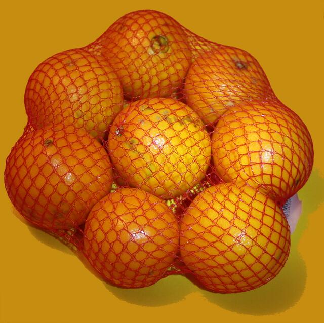 Obst und Gemüse ist öfters in solch Netzen abgepackt, man kauft so eben eine bestimmte Meng