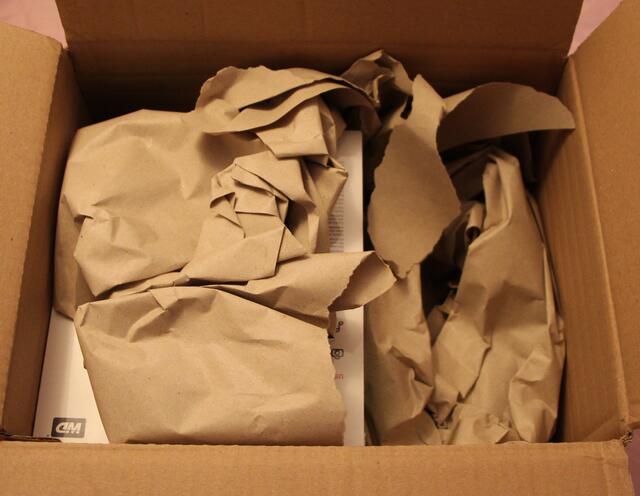 .... öffnet man das Paket, dann findet man Verpackungsmaterial als Füllung
