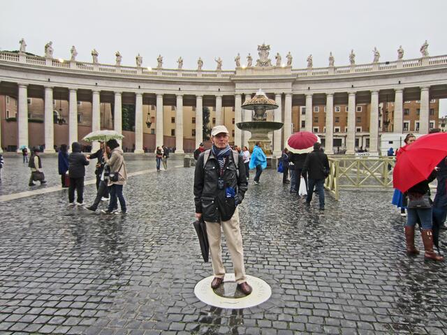 Zwei Marmortafeln auf dem Petersplatz
(Centro del Colonnato). 
Von dort aus sieht man die Säulen 
der Kolonnaden in einer Reihe stehen.                              Linke Seite.