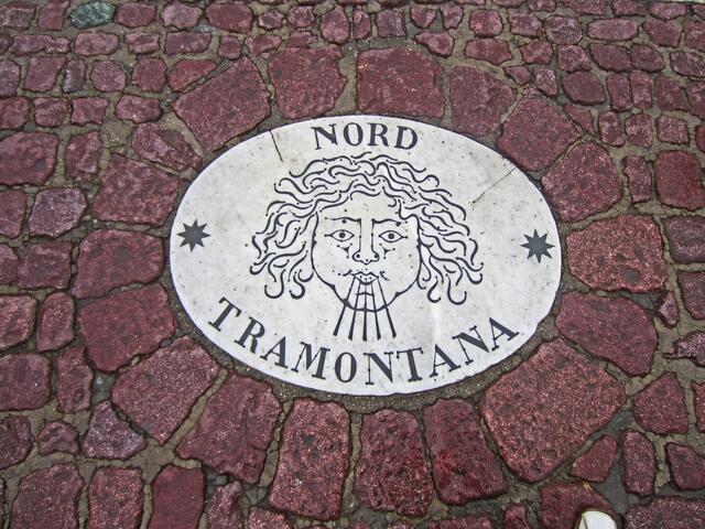 16 Marmorplatten einer großen Windrose um den Obelisken auf dem Petersplatz zeigen, aus welcher Richtung welcher Wind weht.