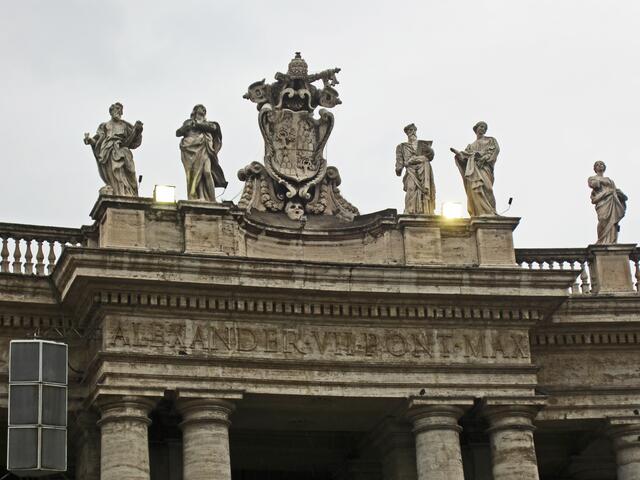 Die Kolonnaden (1659–1672) 
bestehen aus 284 toskanischen Säulen,
Höhe 15 Meter, vierreihig angeordnet.
Auf der Brüstung stehen 144 Heiligenstatuen,
jede 3,20 Meter.