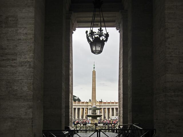 Auf dem Petersplatz (Piazza San Pietro)
wurde 1586 ein ägyptischer Obelisk aufgerichtet.
Gewicht ca. 322 t, Höhe 25 Meter.