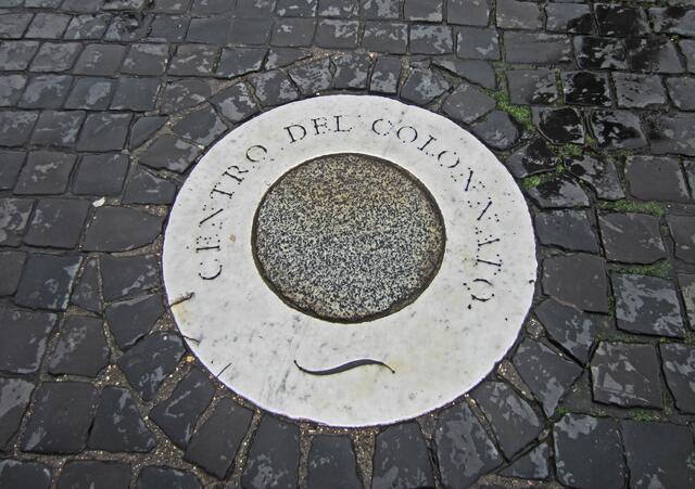 Zwei Marmortafeln auf dem Petersplatz
(Centro del Colonnato). 
Von dort aus sieht man die Säulen 
der Kolonnaden in einer Reihe stehen.