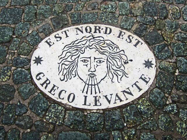 16 Marmorplatten einer großen Windrose um den Obelisken auf dem Petersplatz zeigen, aus welcher Richtung welcher Wind weht.