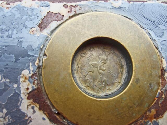 In diesen Absperrungen auf dem Petersplatz (Piazza San Pietro) haben Besucher Münzen hineingedrückt und hinterlassen.