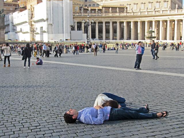 Gesehen auf dem Petersplatz:
Rom ist einfach 
„umwerfend!“