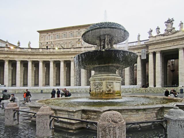 Auf beiden Seiten des Petersplatz (Piazza San Pietro)
sind zwei Brunnen. Höhe 14 Meter.
Rechter Brunnen (1613 von Carlo Maderno).
Linker Brunnen (1677 von Carlo Fontana).