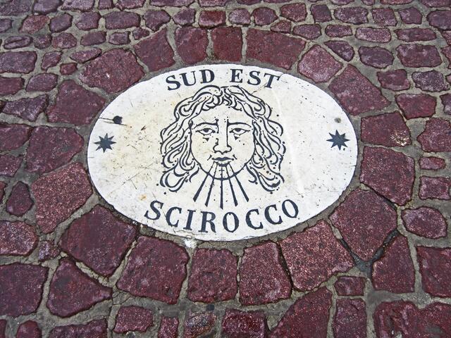 16 Marmorplatten einer großen Windrose um den Obelisken auf dem Petersplatz zeigen, aus welcher Richtung welcher Wind weht.