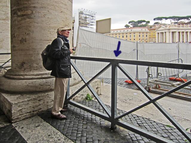 In diesen Absperrungen auf dem Petersplatz (Piazza San Pietro) haben Besucher Münzen hineingedrückt und hinterlassen.