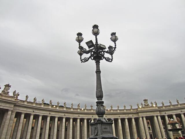 Der Petersplatz (Piazza San Pietro) mit Kolonnaden (1659–1672) wurde von Gian Lorenzo Bernini geplant und angelegt.