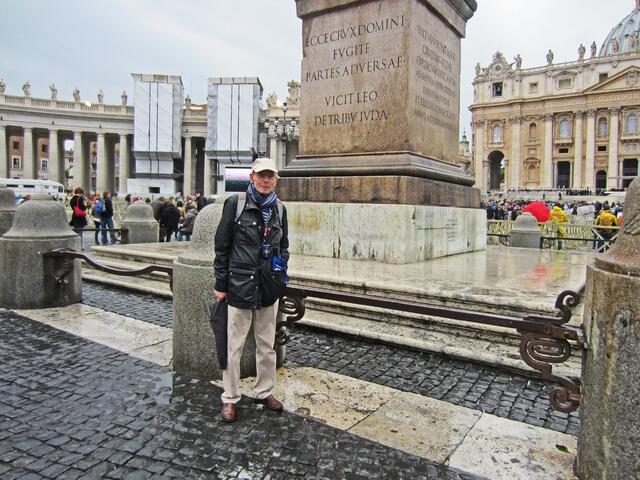 Auf dem Petersplatz (Piazza San Pietro)
wurde 1586 ein ägyptischer Obelisk aufgerichtet.
Gewicht ca. 322 t, Höhe 25 Meter.