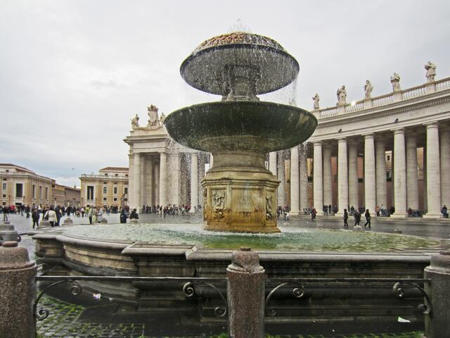 Auf beiden Seiten des Petersplatz (Piazza San Pietro)
sind zwei Brunnen. Höhe 14 Meter.
Rechter Brunnen (1613 von Carlo Maderno).
Linker Brunnen (1677 von Carlo Fontana).
