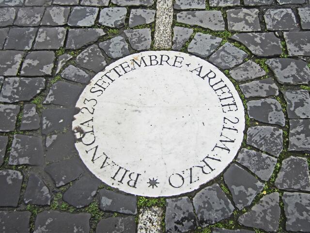 Marmorplatten auf dem Petersplatz.                     Sternzeichen?